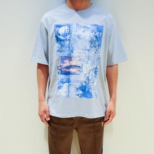 ヨルシカ / 二人称展 Tシャツ C Blue Gray【グッズ】 – UNIVERSAL